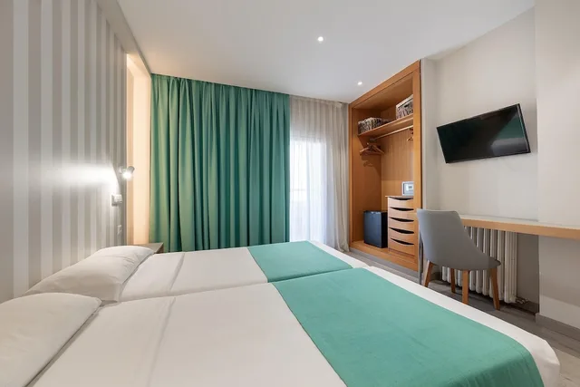 غرفة بسريرين منفصلين بإطلالة على المدينة بشرفة، Poseidon Resort 1/10