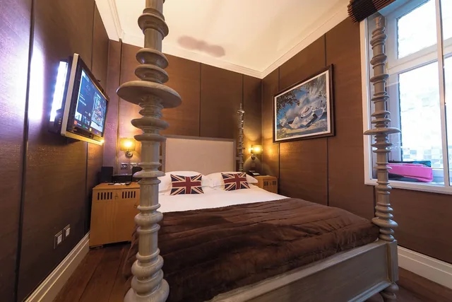 Compact, King Bed، Karma Sanctum Soho London 6/10