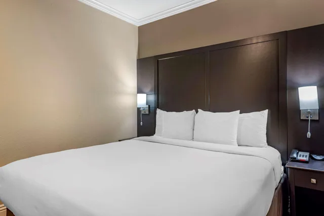 جناح بسرير كينج لذوي الإعاقة، Comfort Inn & Suites Huntington Beach 2/4