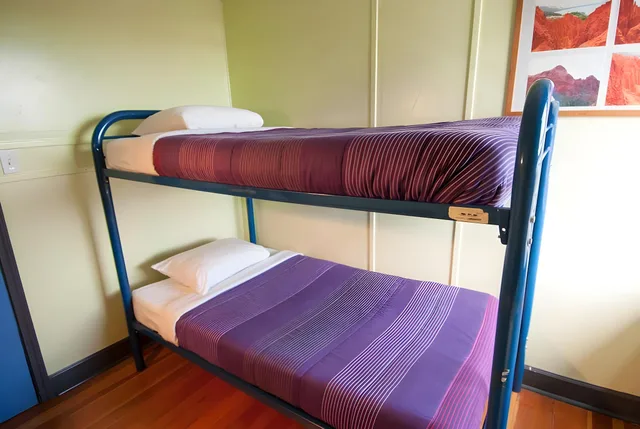 غرفة صغيرة بسريرين منفصلين بحمام مشترك، Ocean Island Inn Backpackers Suites Hostel 1/1