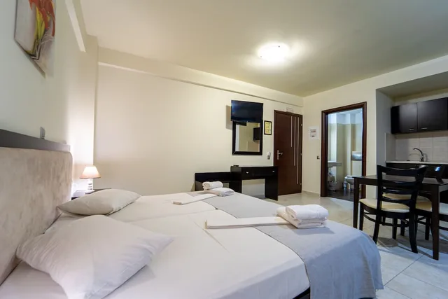 جناح بسريرين منفصلين بإطلالة على الحديقة مع أريكة، GOLDEN ROSE SUITES 3/9