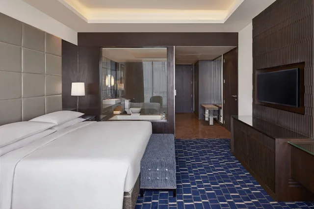 غرفة تنفيذية بسرير كينج بشرفة، Renaissance Bengaluru Race Course Hotel 10/10