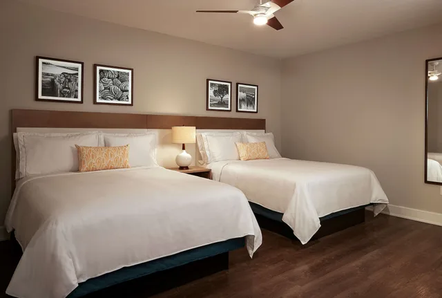 جناح بسرير كينج وسريرين كوين بإطلالة على البحر بغرفتي نوم مع أريكة، Hilton Grand Vacations Club Ocean Enclave Myrtle Beach 2/3