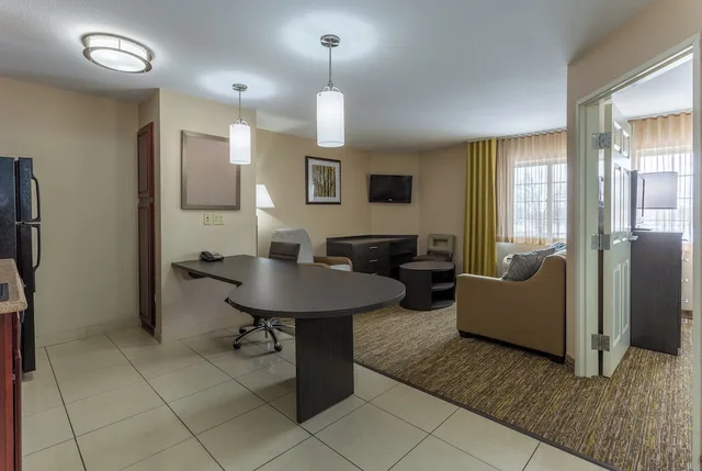 جناح بسرير كوين بغرفة نوم واحدة لذوي الإعاقة، Candlewood Suites South Bend Airport, an IHG Hotel 2/3