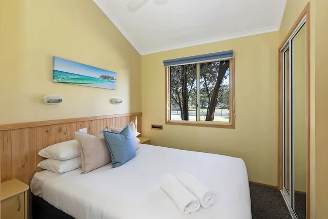 كابينة بسرير كوين وسرير فردي وسرير بطابقين، Reflections Holiday Park Forster Beach 1/3