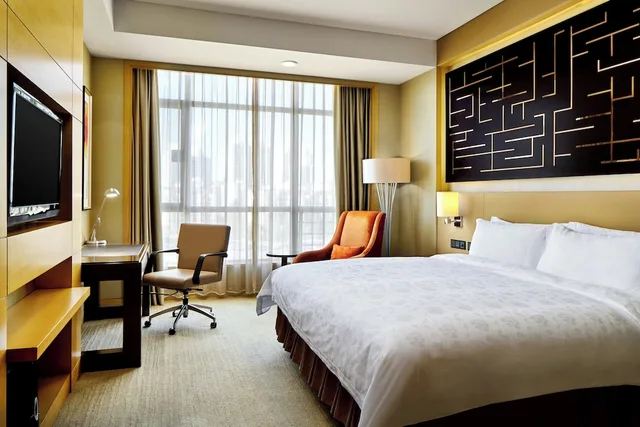 غرفة قياسية بسرير كينج بشرفة، Crowne Plaza Ordos 1/5