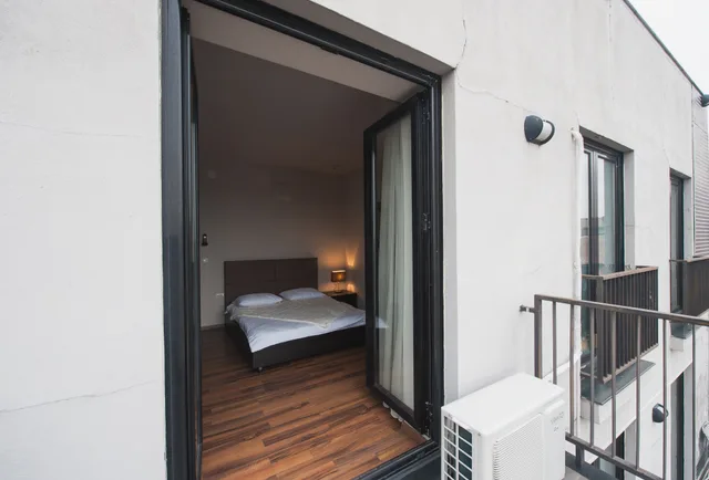 Standard, Single, King Bed, Hemingway Residence 3/3