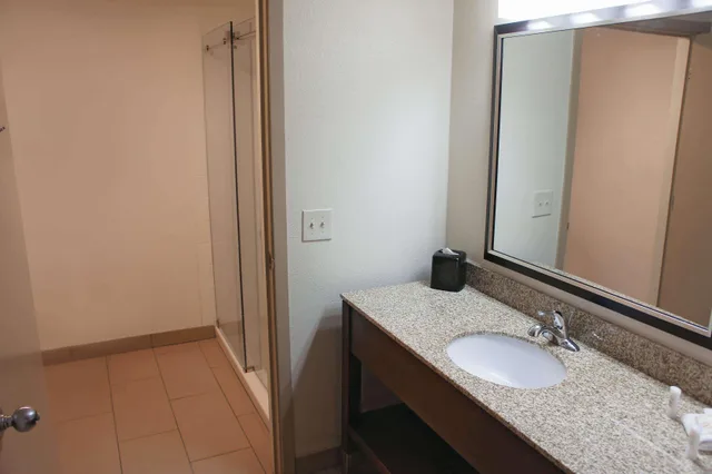غرفة ديلوكس تنفيذية، La Quinta Inn & Suites by Wyndham Oakland - Hayward 4/4