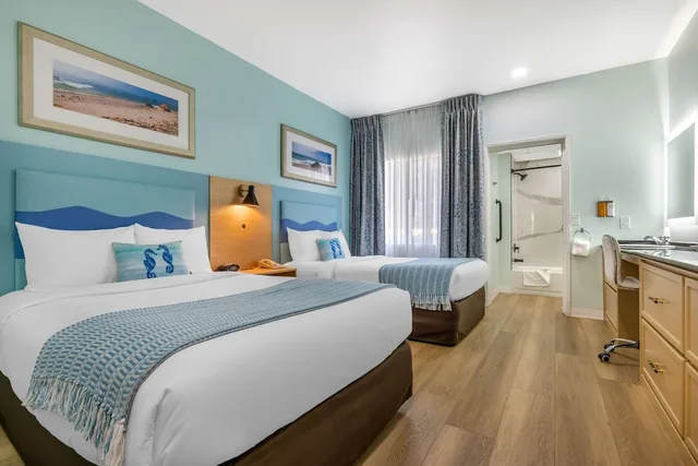جناح بسريرين مزدوجين بإطلالة على المسبح مع أريكة، Quality Suites Downtown San Luis Obispo CA 2/7