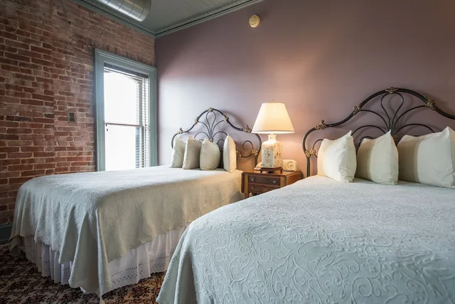 غرفة تنفيذية بسريرين كوين، The Blackhawk Hotel 1/3