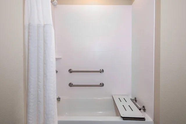 غرفة بسرير كينج مع أريكة لذوي الإعاقة، Coral Pointe Sarasota, an Ascend Collection Hotel 4/4