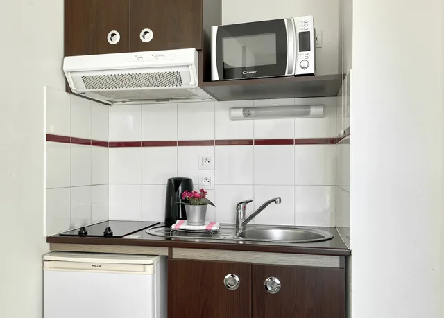 غرفة بسرير كوين مع أريكة، Comfort Aparthotel Versailles St Cyr l Ecole 9/10