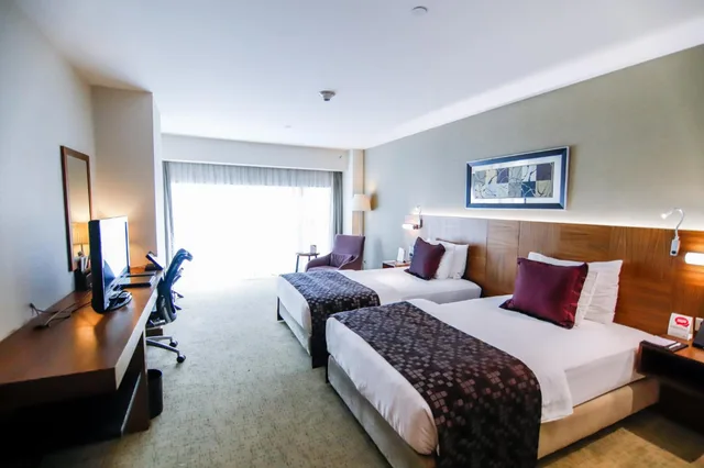 غرفة بريميوم بسرير فردي، Crowne Plaza Istanbul Harbiye Hotel 2/10
