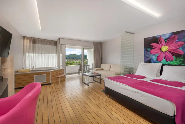 غرفة بسرير مزدوج بشرفة بجاكوزي، Wellness Hotel Villa Magdalena 1/10