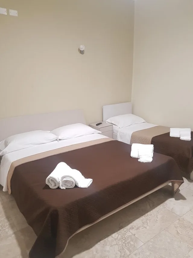 غرفة ثلاثية بحمام خاص، Emmy Hotel 4/8