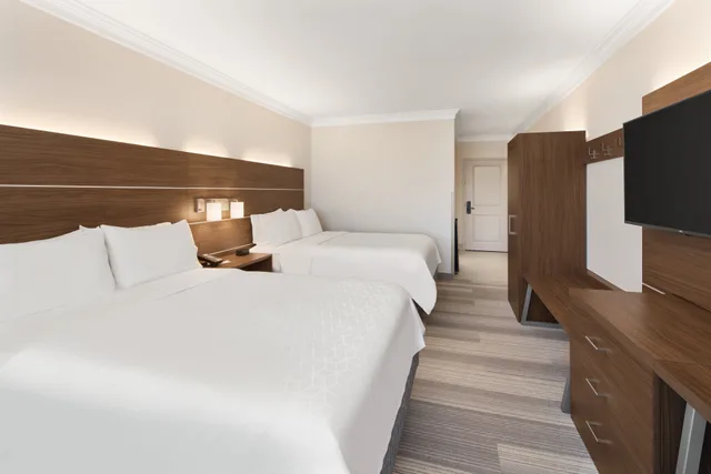 غرفة بسريرين كوين، Holiday Inn Express Hotel And Suites Byron 1/2