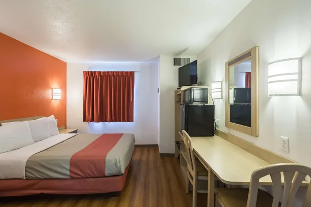 غرفة بسرير كوين لذوي الإعاقة، Motel6 Dale, IN 2/8