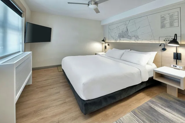 جناح بسرير كينج بشرفة بغرفة نوم واحدة مع أريكة، The Insignia Hotel, Sarnia, a Tribute Portfolio Hotel 1/3