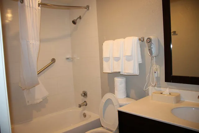 غرفة بسرير كينج بإطلالة على المدينة، Boca Suites Deerfield Beach, SureStay Collection by Best Western FL 8/8