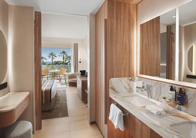 غرفة ديلوكس بسريرين منفصلين بإطلالة جزئية على البحر، Olympic Lagoon Resort Paphos 10/10
