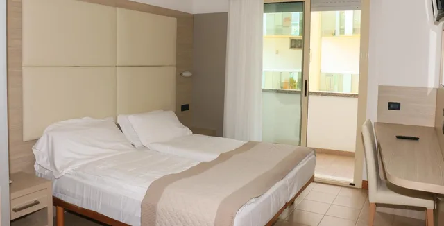 Room, Double Bed, Hotel Bristol 3/10