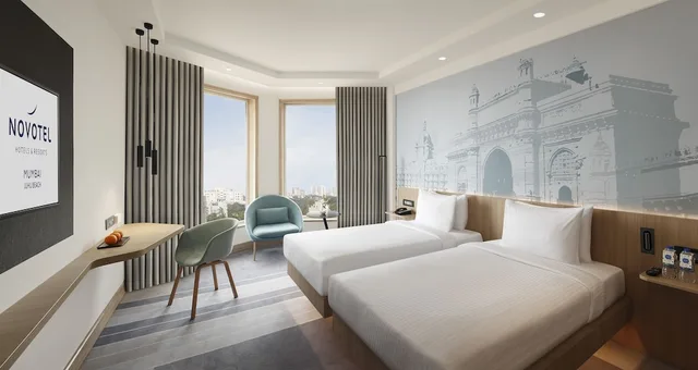 غرفة بريميير بسريرين منفصلين بإطلالة على المدينة مع دخول صالة النادي في طابق مرتفع، Novotel Mumbai Juhu Beach 3/8