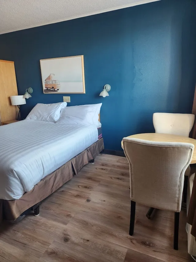 Drive Up, Queen Bed, Kitchenette، Travelodge by Wyndham Amherst 9/10