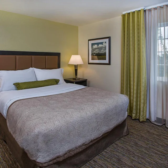 غرفة بسرير كوين بغرفة نوم واحدة لذوي الإعاقة، Candlewood Suites Louisville Airport, an IHG Hotel 1/7