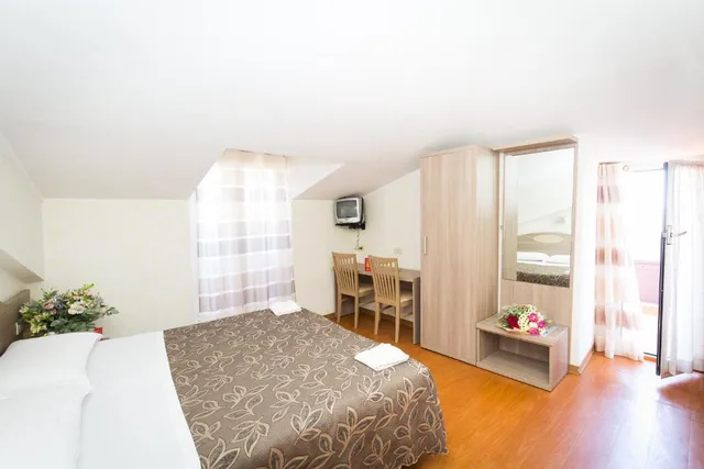 Standard, Single, Concorde Hotel 1/2