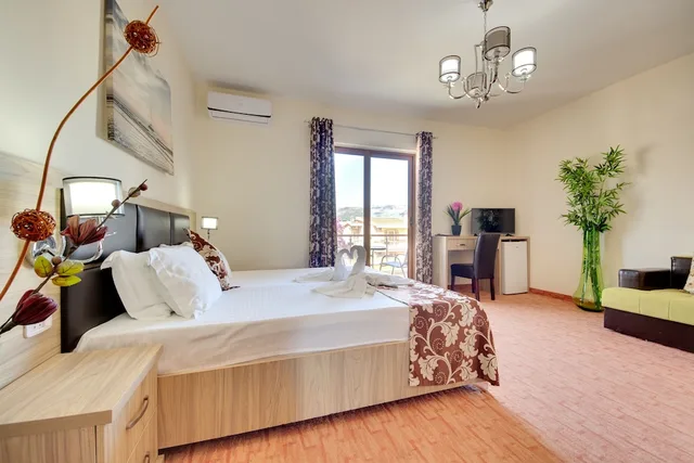 غرفة رباعية بسريرين منفصلين بشرفة مع أريكة، Hotel Montefila 1/4