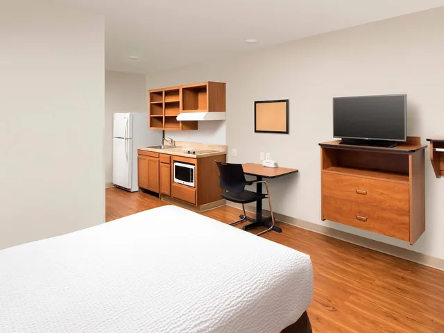غرفة بسرير كوين مع أريكة لذوي الإعاقة، WoodSpring Suites Merrillville 1/4