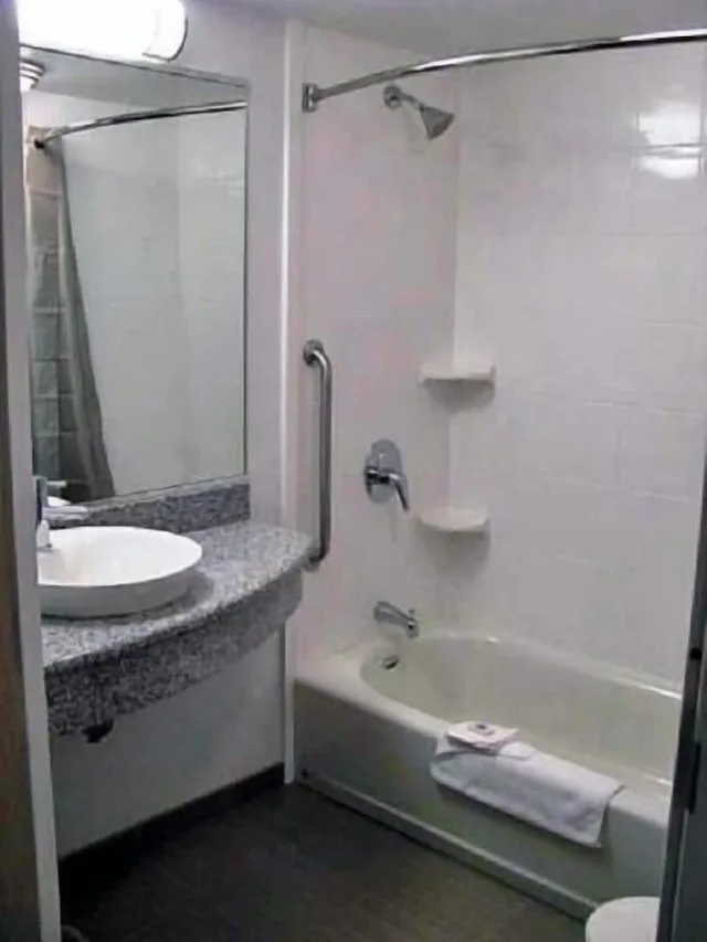 1 Queen Bed - Mobil Access Tub Nsmk Micfridg, Motel6 Marble Falls, TX 9/9