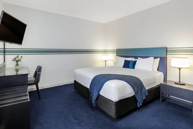 Boardroom, Suite, King Bed, Ramada by Wyndham Diplomat Canberra 1/4