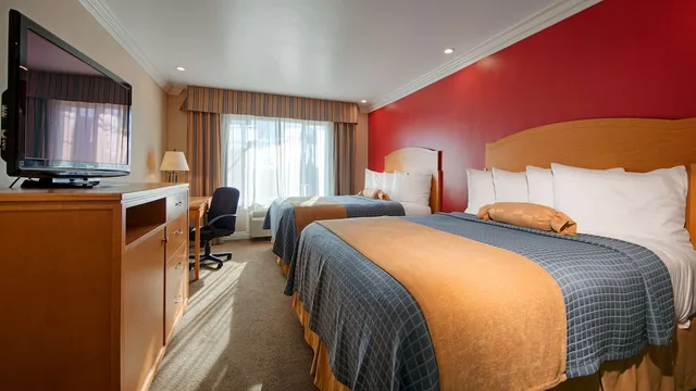 غرفة قياسية بسريرين كوين، Best Western Plus Anaheim Orange County Hotel 1/10