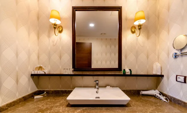 غرفة ديلوكس بسرير كينج وسرير كوين بإطلالة على البحر، Wellborn Luxury Hotel 8/9