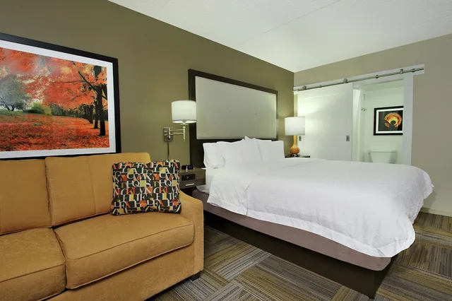Study, King Bed, Sofa، Hampton Inn Philadelphia Great Valley Malvern 3/5