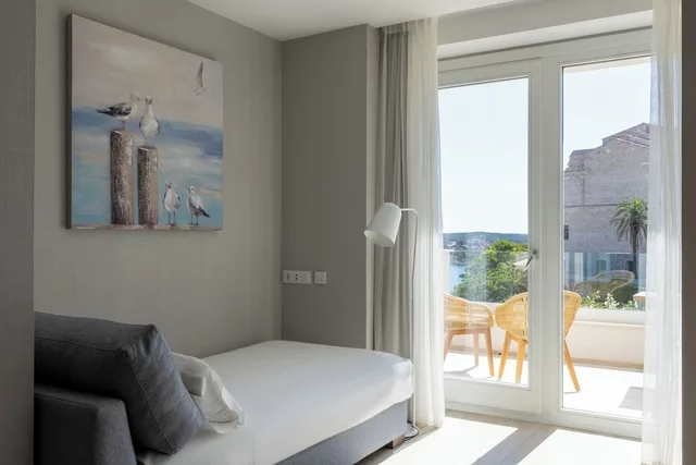 غرفة بريميوم ثلاثية بسرير كينج وسرير فردي بإطلالة على البحر بشرفة، Catalonia Mirador des Port 2/4