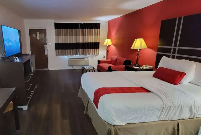 غرفة بسرير كينج، Ramada by Wyndham Mountain Home 1/9