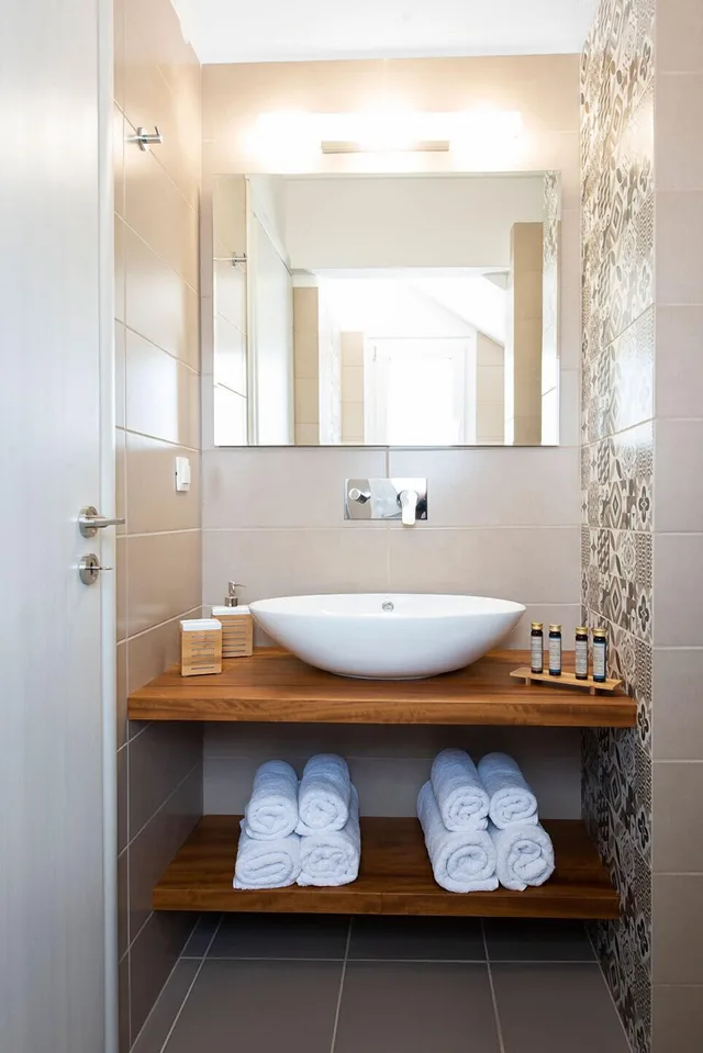 جناح بسريرين مزدوجين بإطلالة على البحر بغرفتي نوم مع أريكة بمسبح خاص، Valery Suites 4/5