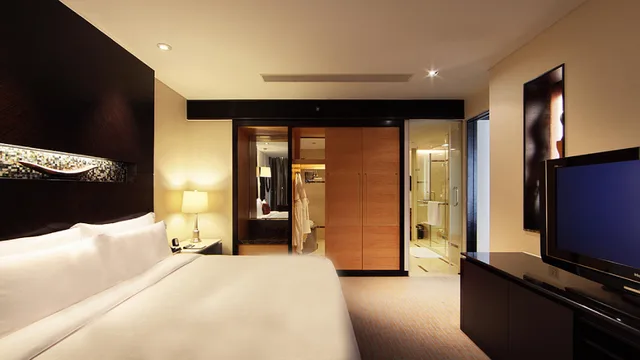 جناح بإطلالة على البحر بغرفة نوم واحدة مع دخول صالة النادي، INTERCONTINENTAL QINGDAO 1/2