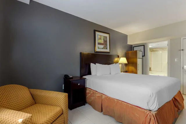 غرفة بسرير كينج، Best Western Plus Brooklyn Bay Hotel 3/7