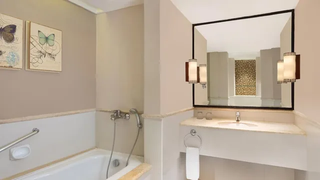 غرفة ملكية بسرير كينج وسريرين منفصلين بإطلالة على الجبل بشرفة بغرفتي نوم، Mustika Yogyakarta Resort & Spa 3/5