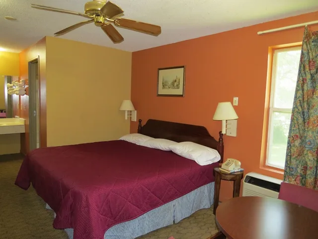غرفة قياسية بسرير كينج، First Western Inn Caseyville 2/3