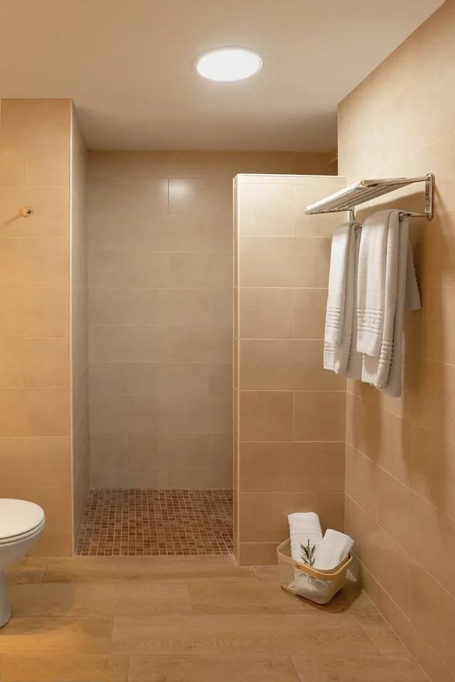 جناح جونيور بسرير مزدوج وسريرين منفصلين بإطلالة على البحر، Hotel Roger de Flor by Seleqtta 9/9