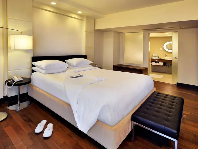 غرفة سوبيريور بسرير كينج بإطلالة على البحر، Novotel Mumbai Juhu Beach 6/10