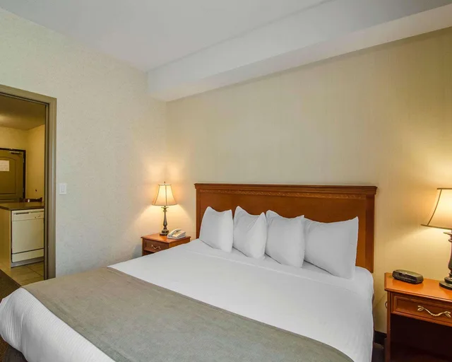 Efficiency, Suite, King Bed، Quality Inn & Suites Grande Prairie 1/3