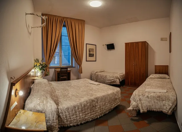 غرفة رباعية بسرير كوين وسريرين منفصلين، Piccolo Hotel Etruria 1/4
