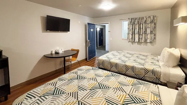 2 Full Beds - Smoking, Kitchen، Motel6 Greenville, SC 6/7