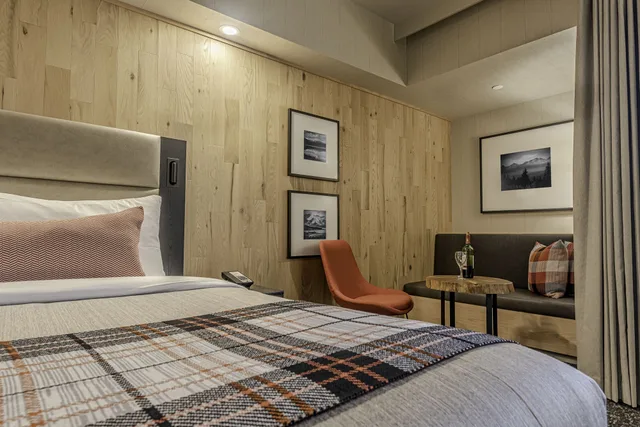 Junior, Studio, King Bed, Balcony, Peaks Hotel & Suites 5/10