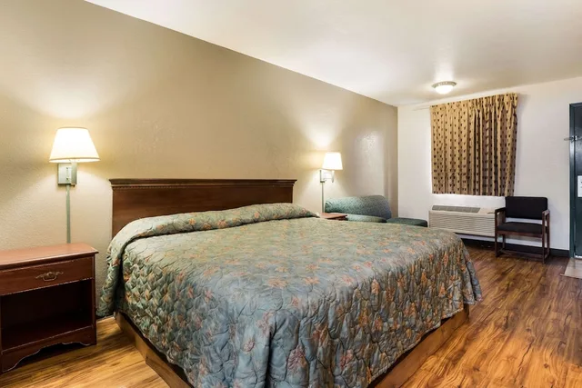 غرفة قياسية بسرير كينج للمدخنين، Econo Lodge Bartlesville Hwy 75 1/4